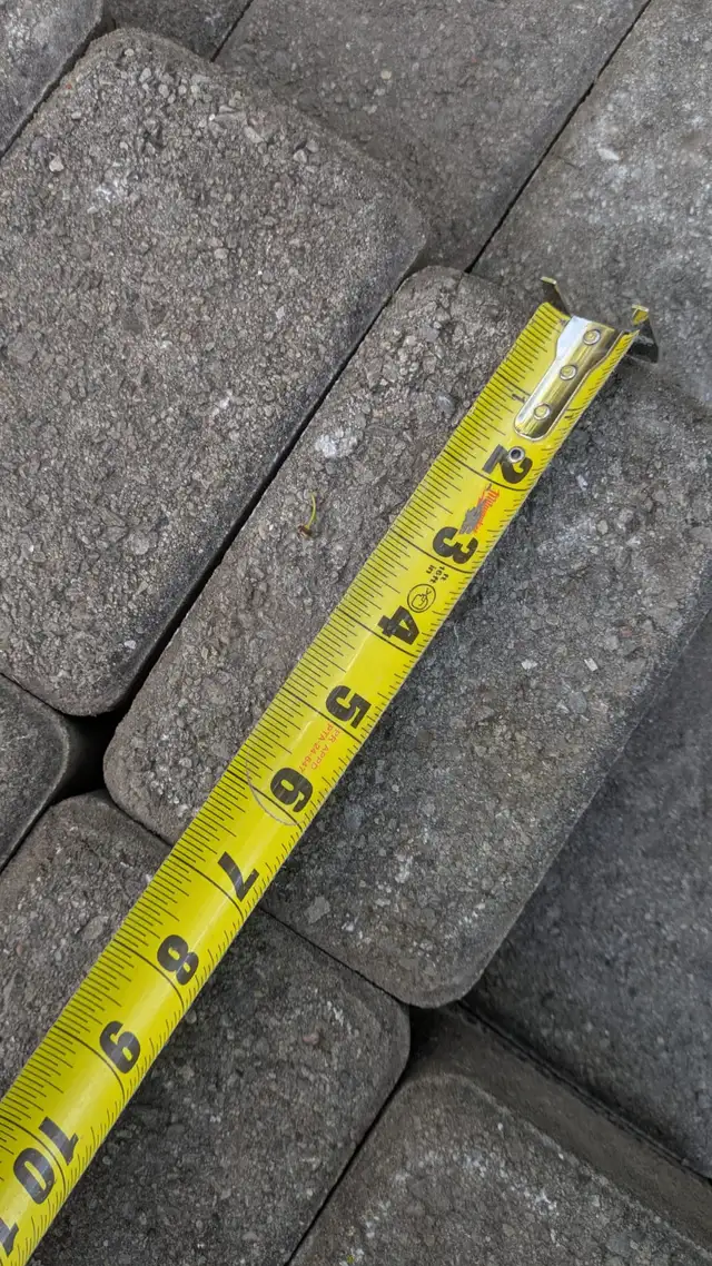 Free - at the curb: skid of interlock paving bricks - Photo 5