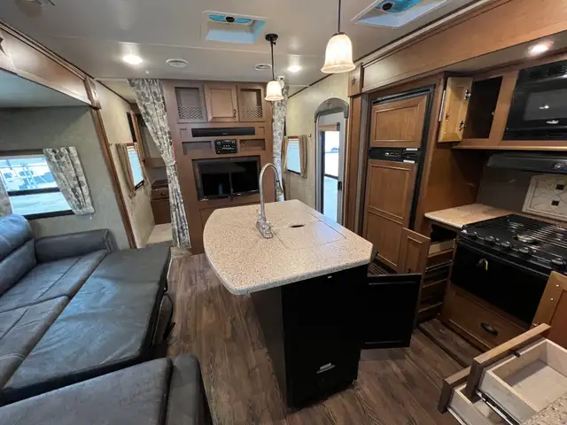 2015 OPEN RANGE HIGHLAND RIDGE 216RBSS SPACIOUS, REAR BATH - Photo 34