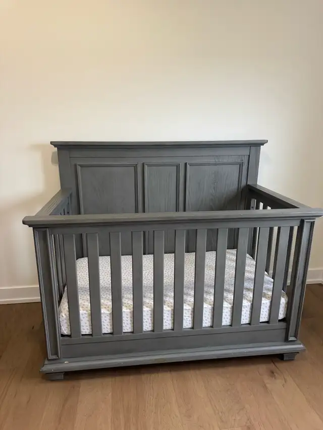 Baby Crib/Dresser