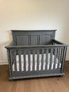 Baby Crib/Dresser