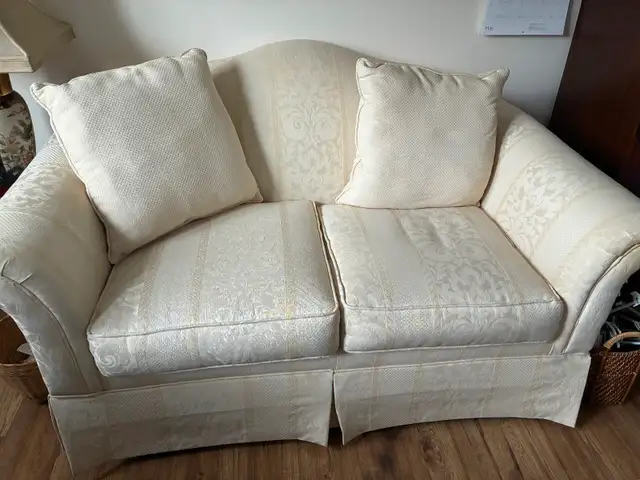 Excellent condition love seat with 2 cushions