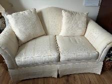 Excellent condition love seat with 2 cushions