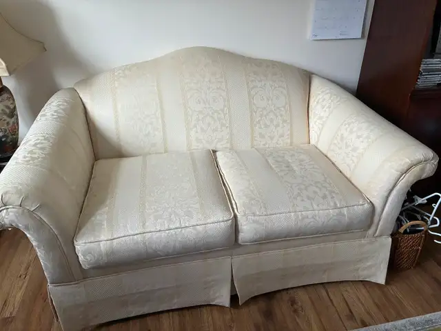 Excellent condition love seat with 2 cushions - Photo 2