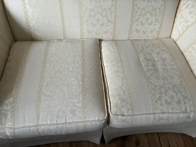 Excellent condition love seat with 2 cushions - Photo 3