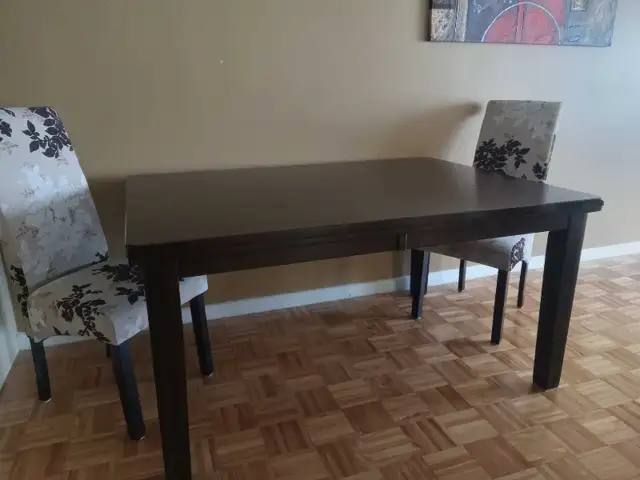Table de salle à manger avec chaises