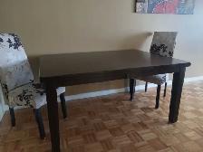 Table de salle à manger avec chaises