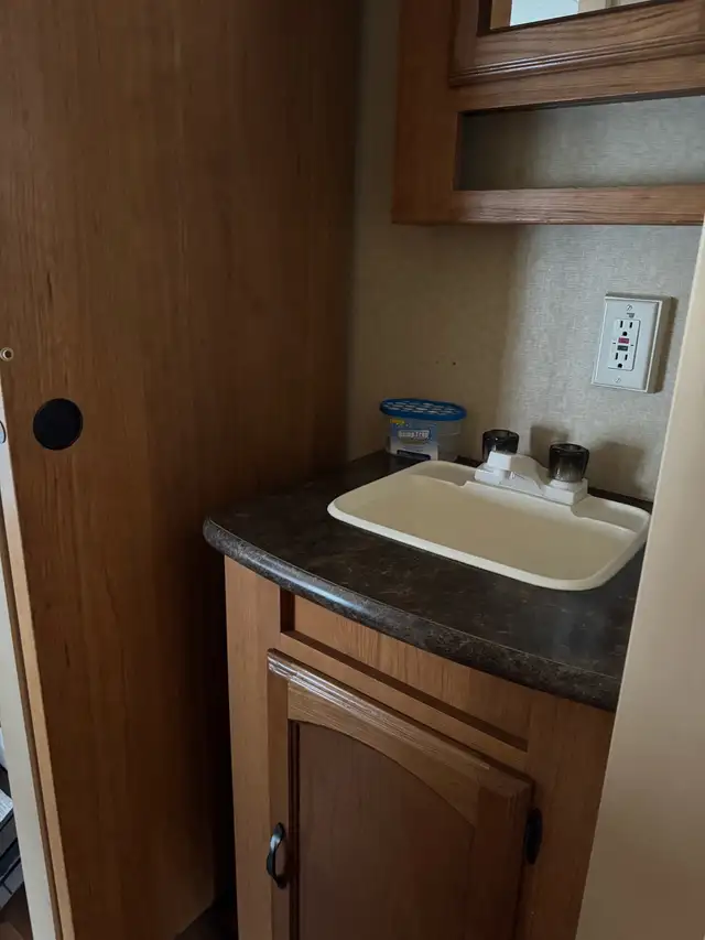 2011 travel trailer - Photo 8