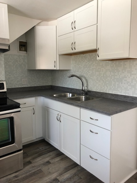 2 bedrooms in a triplex, renovated, parking, laundry & backyard - Photo 3