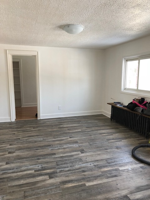 2 bedrooms in a triplex, renovated, parking, laundry & backyard - Photo 5