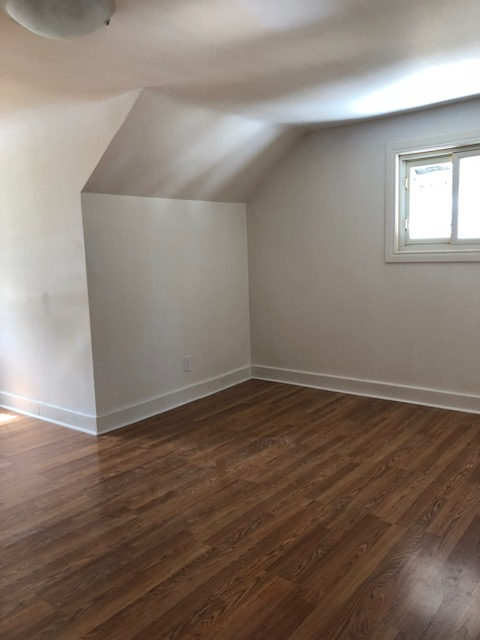 2 bedrooms in a triplex, renovated, parking, laundry & backyard - Photo 6