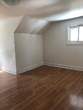 2 bedrooms in a triplex, renovated, parking, laundry & backyard - Photo 6