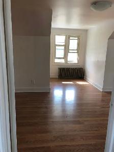 2 bedrooms in a triplex, renovated, parking, laundry & backyard - Photo 8