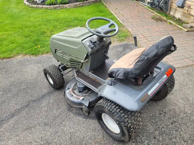 MTD White Lawn Tractor - Photo 2