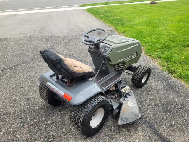 MTD White Lawn Tractor - Photo 3