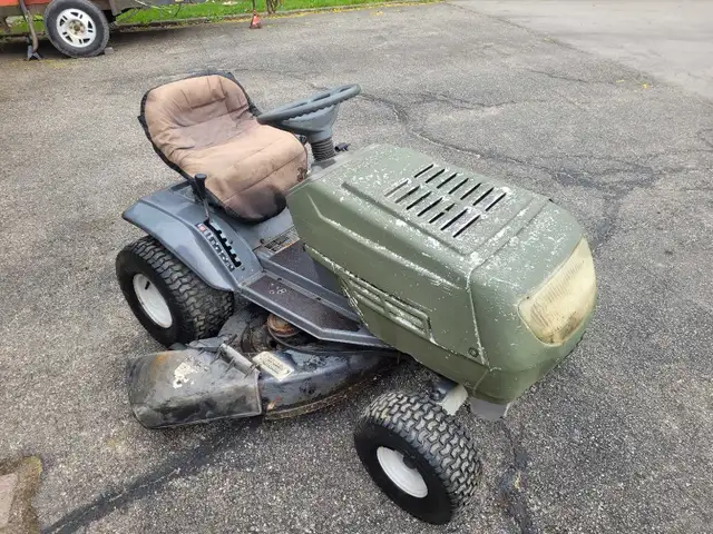MTD White Lawn Tractor - Photo 4