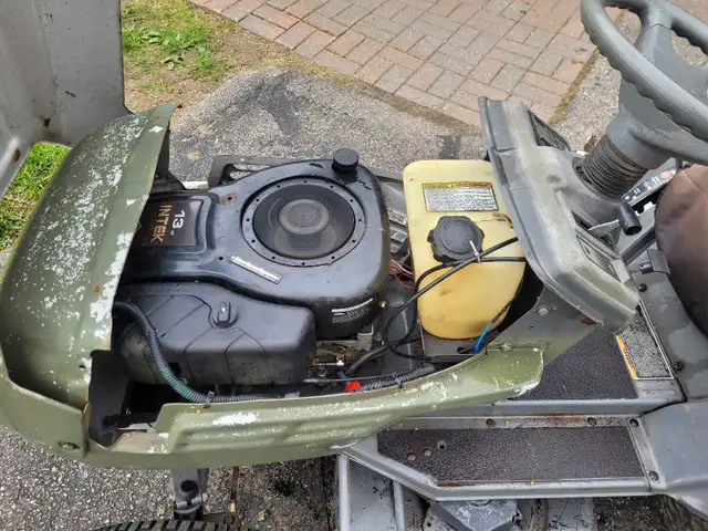 MTD White Lawn Tractor - Photo 6