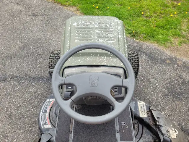 MTD White Lawn Tractor - Photo 8