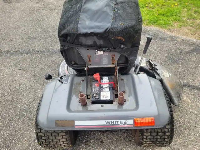 MTD White Lawn Tractor - Photo 9