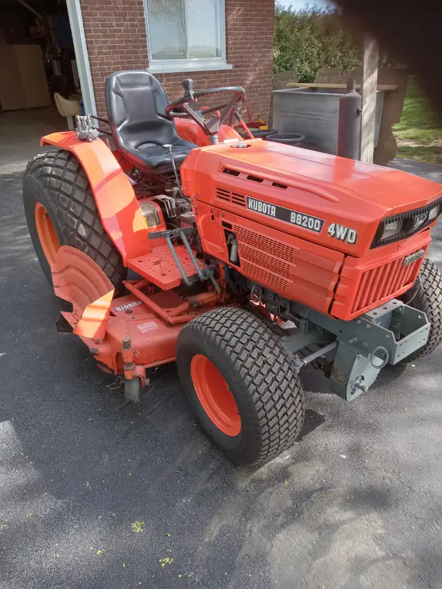 KUBOTA B8200 TRACTOR WITH MOWER