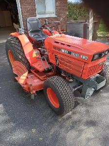 KUBOTA B8200 TRACTOR WITH MOWER