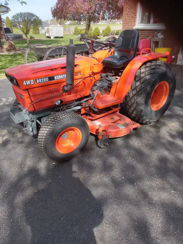 KUBOTA B8200 TRACTOR WITH MOWER - Photo 2