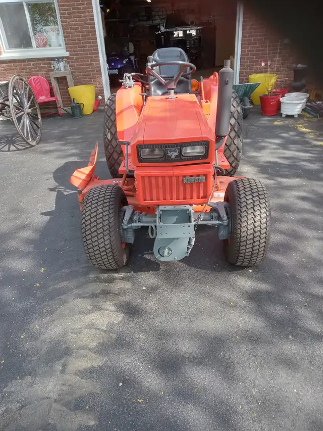 KUBOTA B8200 TRACTOR WITH MOWER - Photo 3