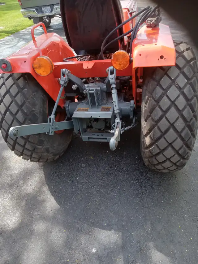 KUBOTA B8200 TRACTOR WITH MOWER - Photo 4