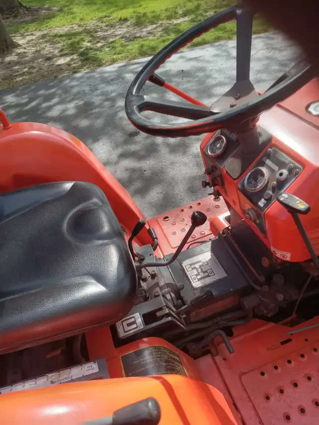 KUBOTA B8200 TRACTOR WITH MOWER - Photo 5