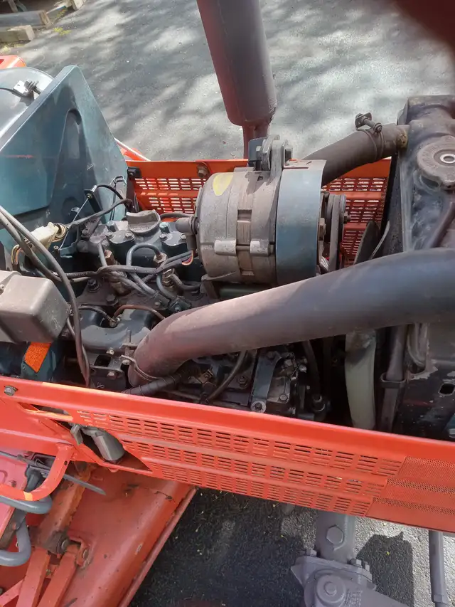 KUBOTA B8200 TRACTOR WITH MOWER - Photo 6