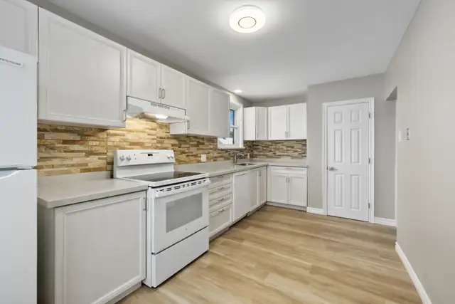 Updated two-bedroom apartment in a quiet neighbourhood - Photo 2