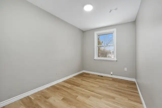 Updated two-bedroom apartment in a quiet neighbourhood - Photo 3
