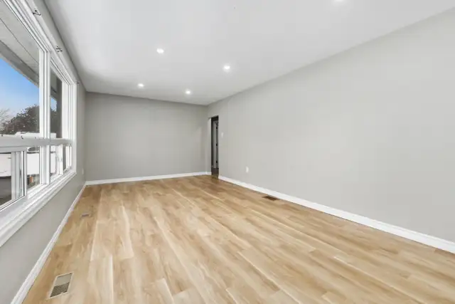 Updated two-bedroom apartment in a quiet neighbourhood - Photo 6