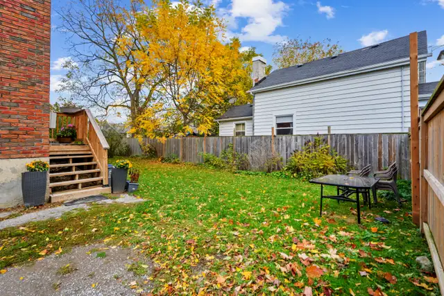 Updated two-bedroom apartment in a quiet neighbourhood - Photo 10