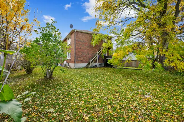 Updated two-bedroom apartment in a quiet neighbourhood - Photo 11