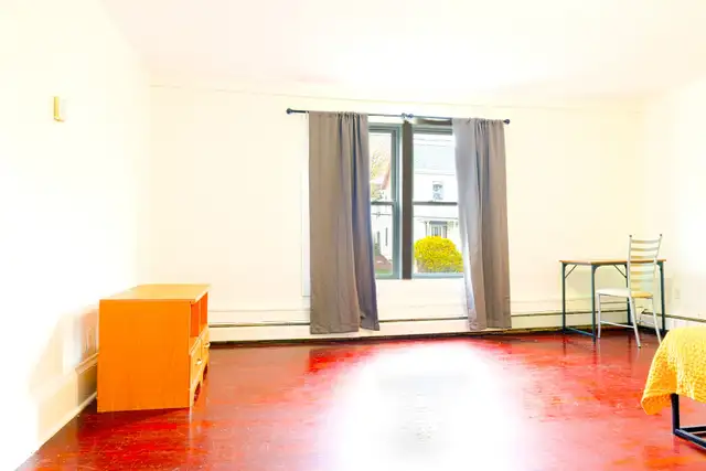 Spacious Bedroom for Rent – All Utilities Included (West) - Photo 2