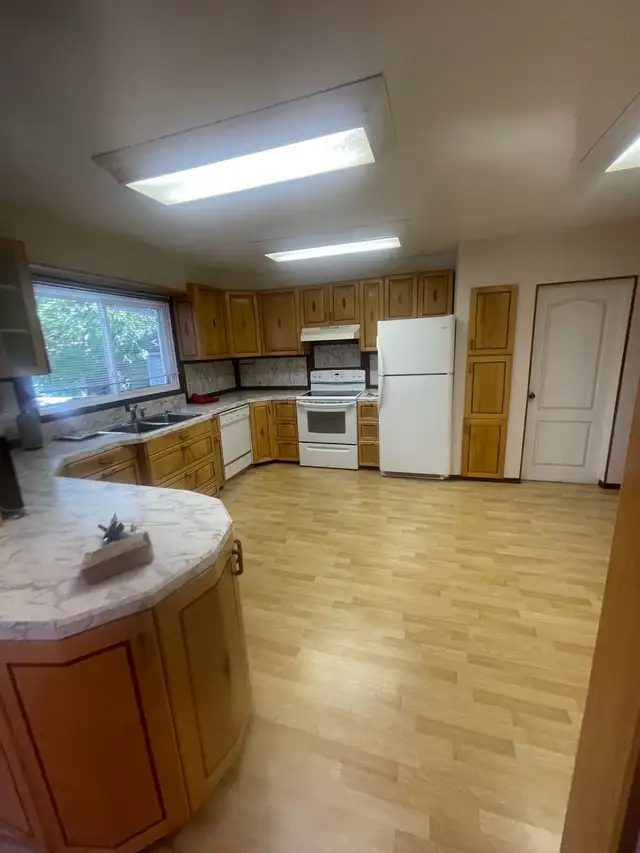4BR House for Rent in NW Calgary - Photo 8