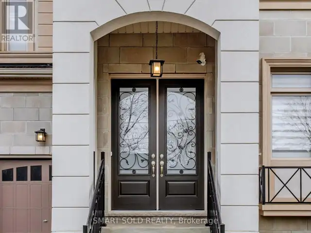 For Sale: Spacious Luxury Detached Home in Observatory - Photo 2