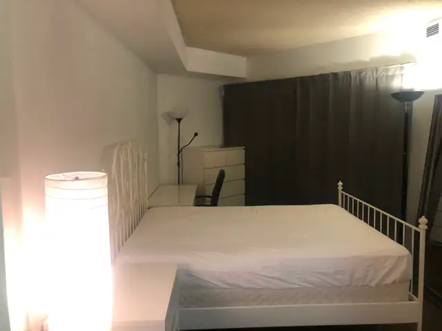 Furnished Master Bedroom for Rent - DT Toronto - Photo 4