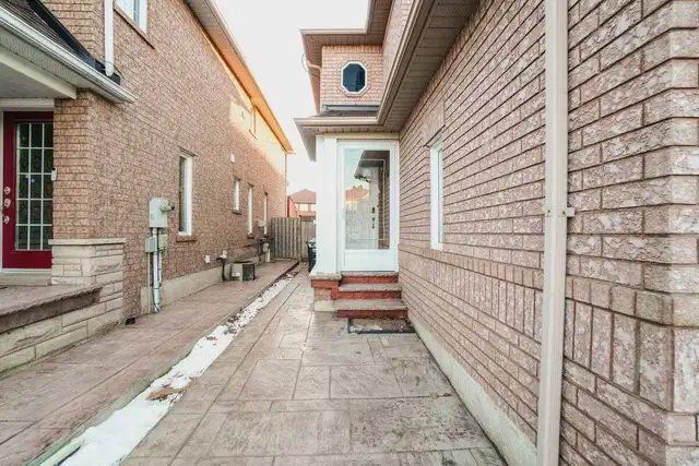 Upper Floor Room for rent in Mississauga (Private/Sharing)
