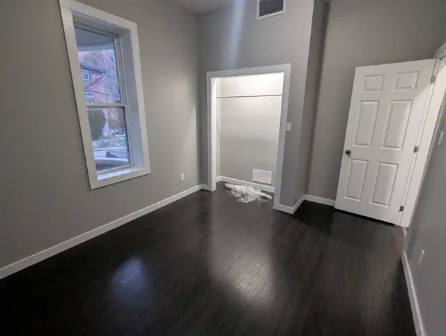 Charming 1-Bedroom Main-Floor Apartment – Downtown Kitchener - Photo 6