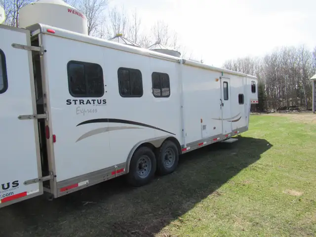 horse trailer - Photo 2