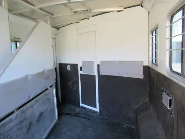 horse trailer - Photo 5