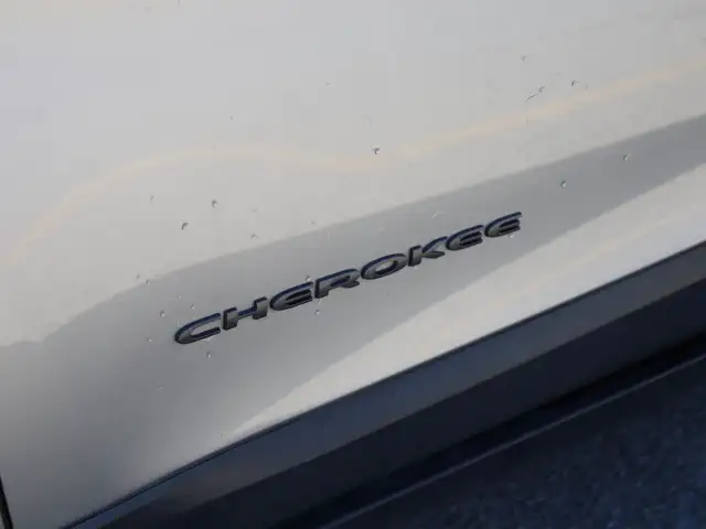 2016 Jeep Cherokee - Photo 12