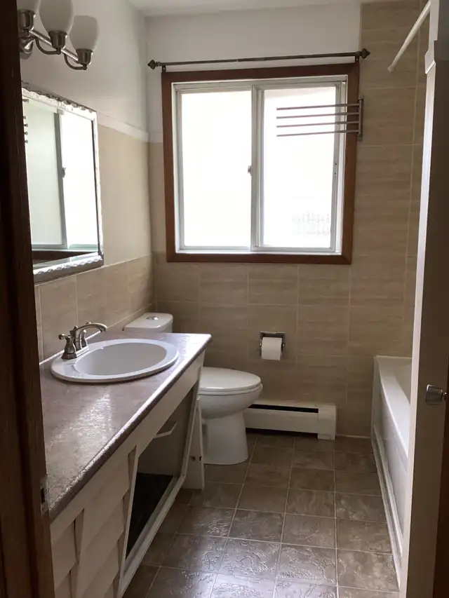 Two Bedroom, great location - Photo 3