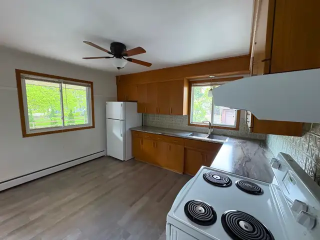 Two Bedroom, great location - Photo 11