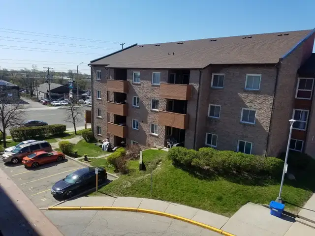 $2100 – Renovated 3-bedroom apartment for Rent - Photo 4