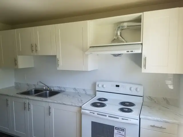 $2100 – Renovated 3-bedroom apartment for Rent - Photo 5