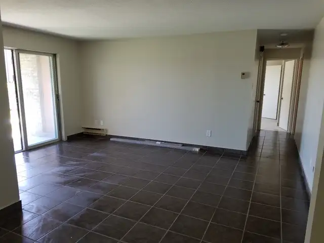 $2100 – Renovated 3-bedroom apartment for Rent - Photo 8