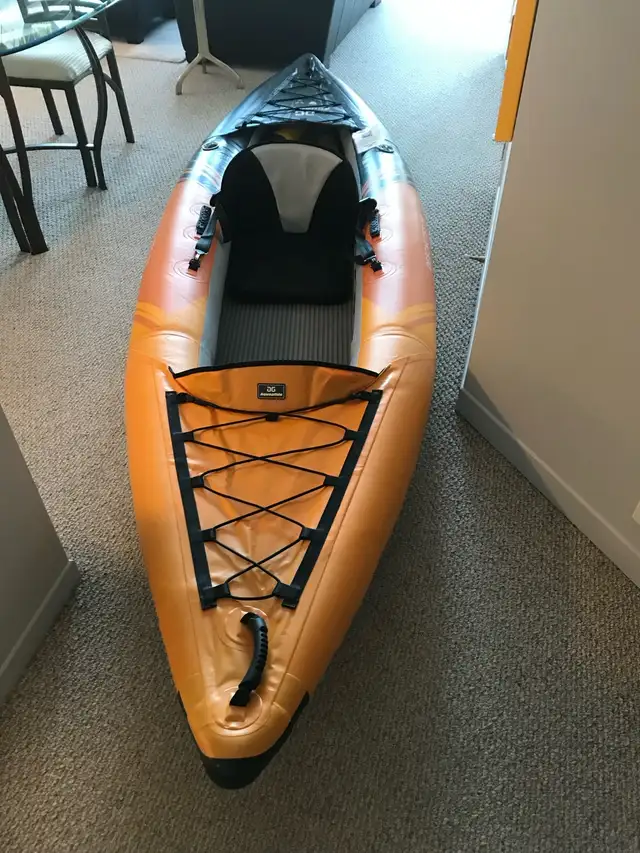 KAYAK GONFLABLE  de Superbe Qualité  ayant servi 5 foi seulement