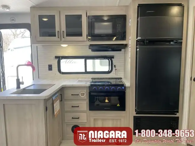 2025 EAST TO WEST DELLA TERRA 241BH Travel Trailer - Photo 11